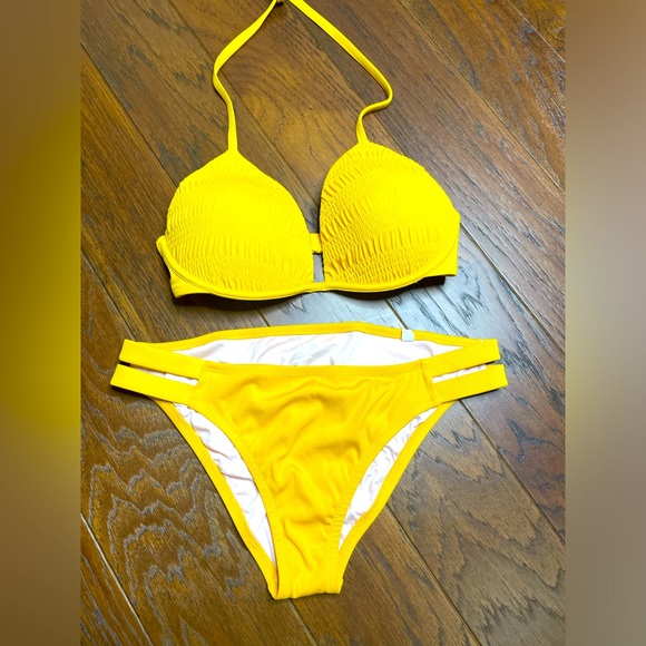 Yellow Bikini - Picture 1 of 3